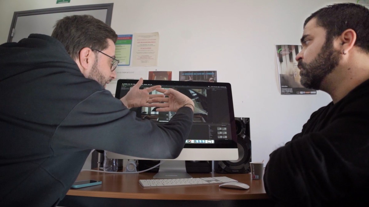 Brice donnant une formation vidéo et journalisme à Pau