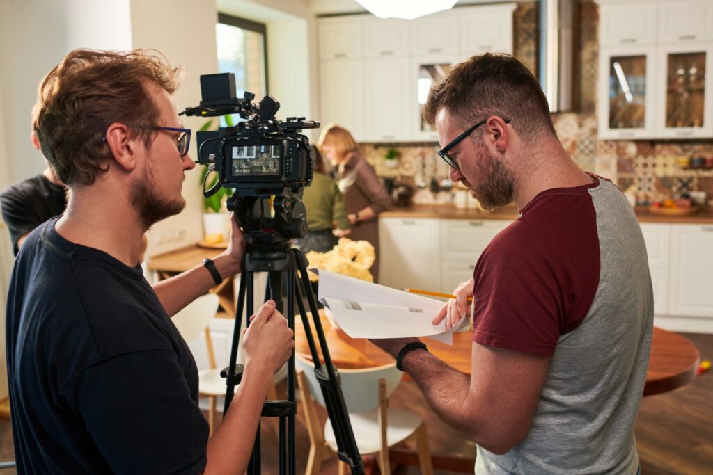 Mise en situation de la formation Devenir Journaliste Reporter d'Images (JRI) en trois jours. Un apprenant film un reportage