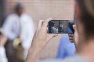 se former à l'utilisation du smartphone pour produire des vidéos, tournage montage avec capcut et publication